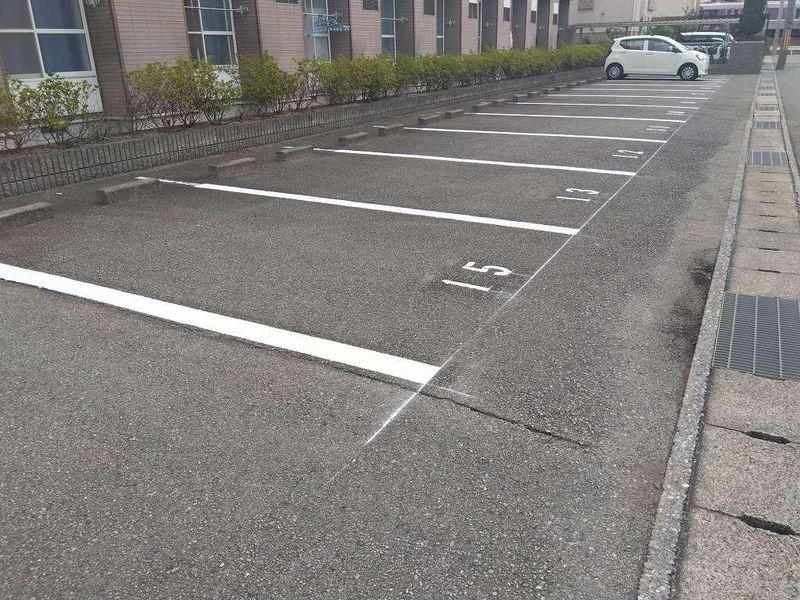 レオパレスサンガーデン 駐車場