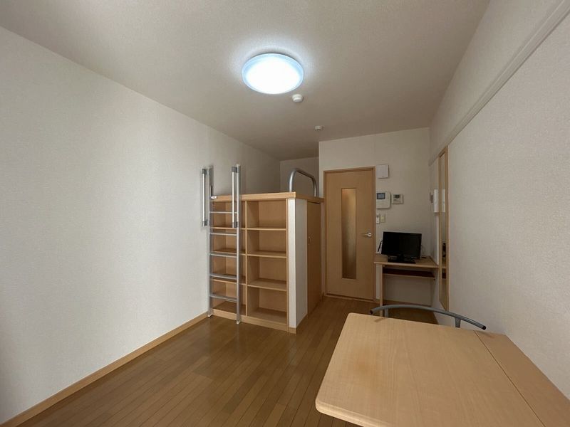 レオパレス小関 居間