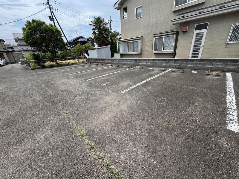 レオパレス四郎丸 駐車場