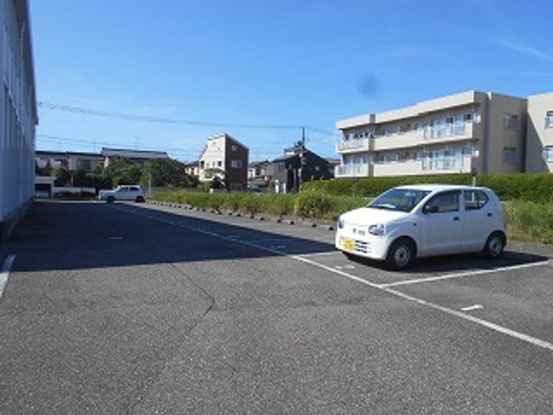 レオパレスサンフラワ 駐車場