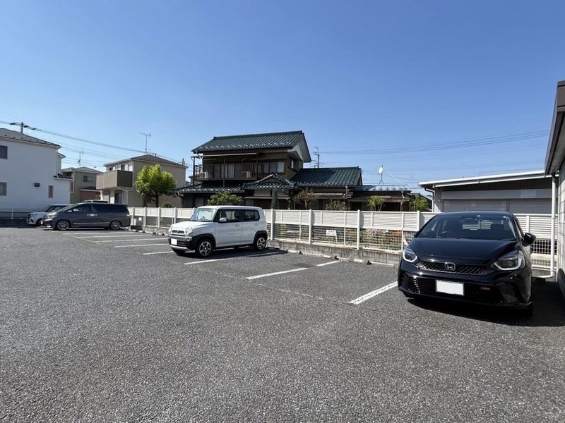 レオパレスグランドパレス春日部 駐車場