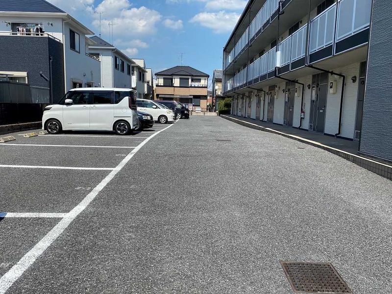 レオパレスアゼリアカーサ 駐車場