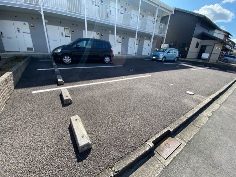 レオパレス陽高 駐車場