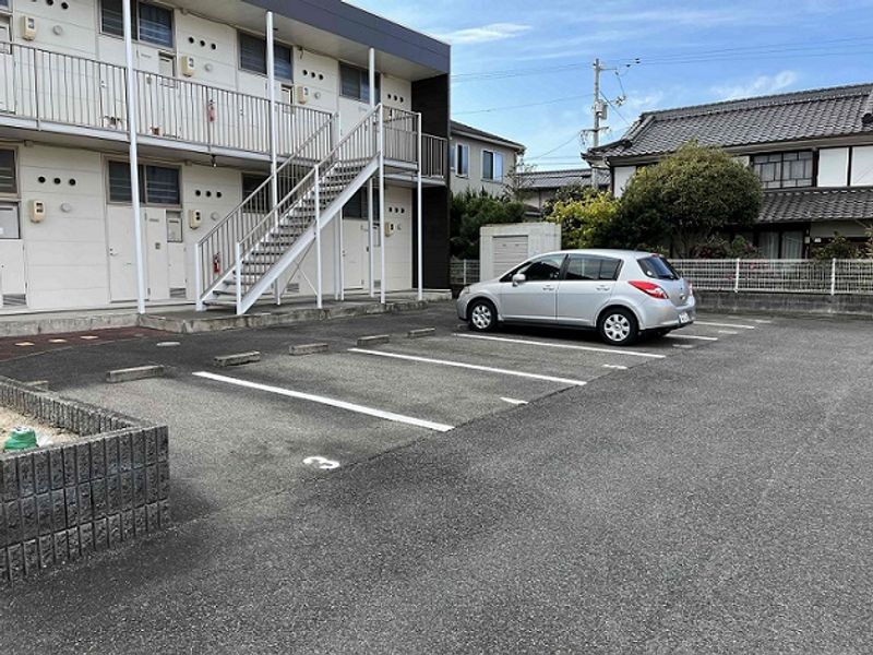レオパレスルミエール 駐車場