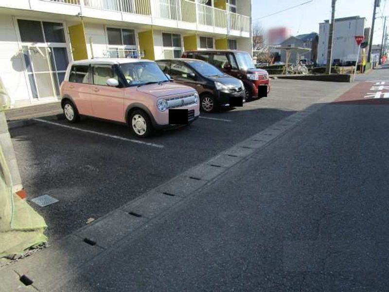 レオパレスシャルムⅡ 駐車場