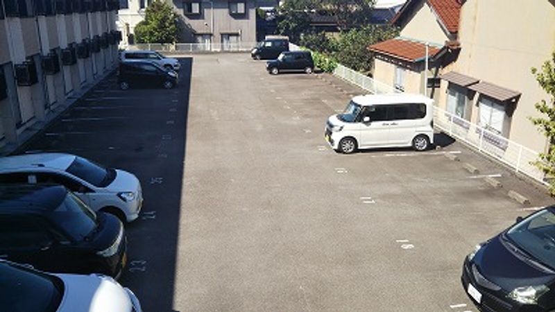レオパレス加賀 駐車場