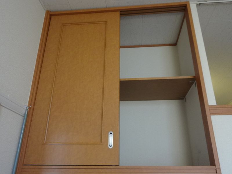 レオパレス赤い長ぐつ 収納