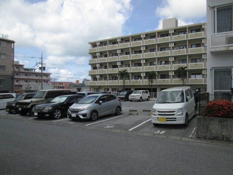 レオパレス豊見城 駐車場