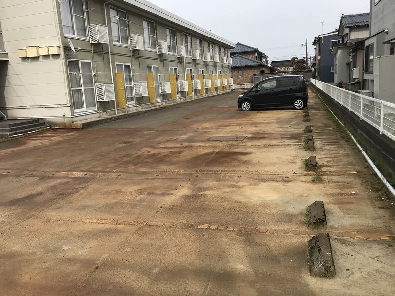 レオパレスピスティス 駐車場