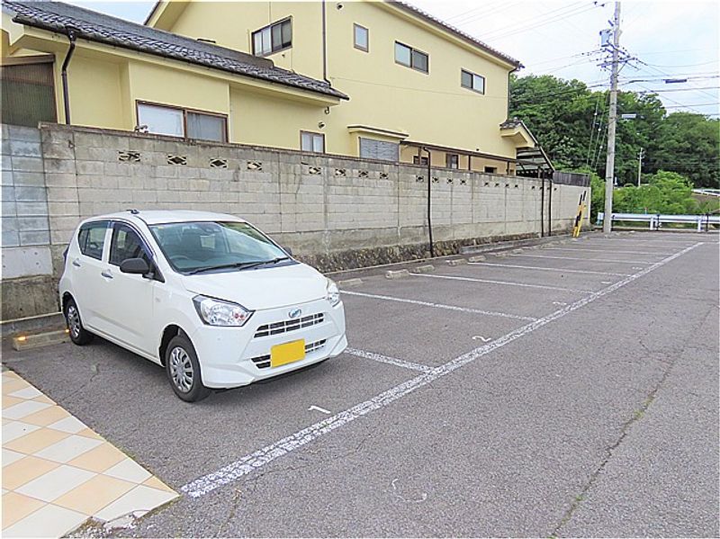 レオパレス信濃 駐車場