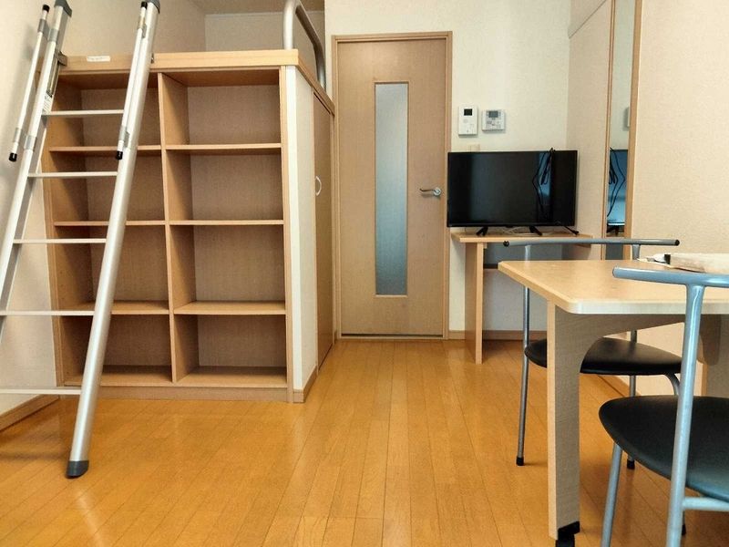レオパレス西本郷 居間