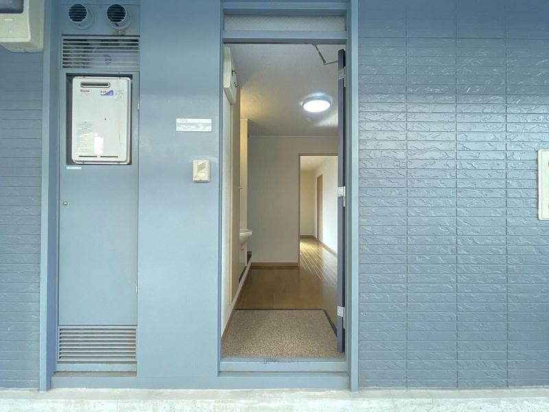 レオパレス中井町３ 玄関