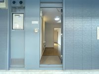 レオパレス中井町３ 玄関