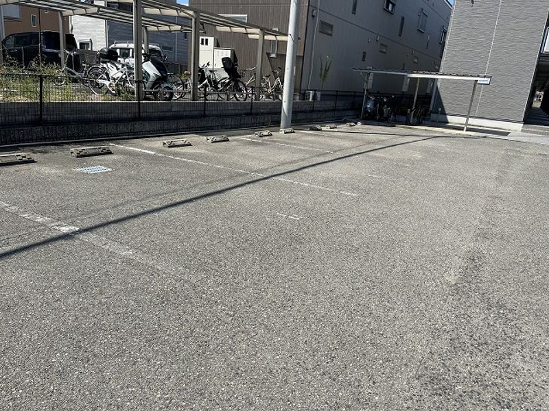 レオパレス板原 駐車場