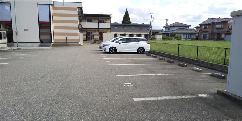 レオパレスドリーム 駐車場