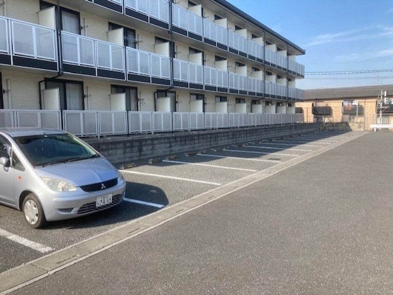 レオパレスアートヒルズ 駐車場
