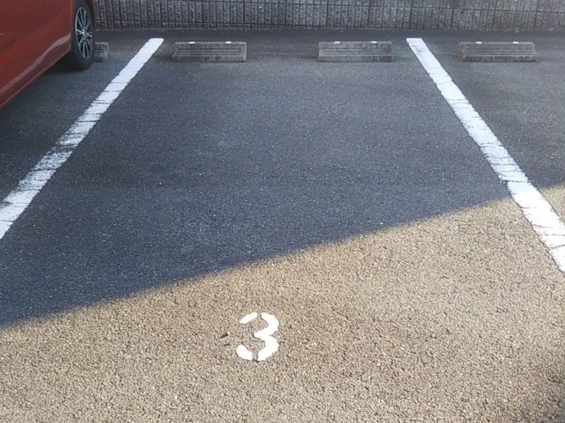 レオパレス国府 駐車場