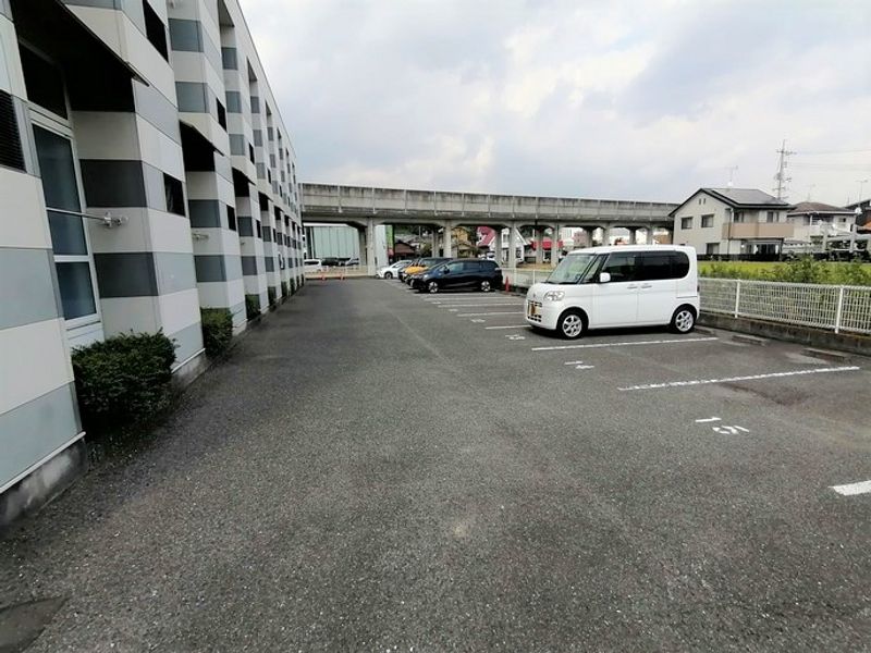 レオパレスｇｒａｃｅ 駐車場