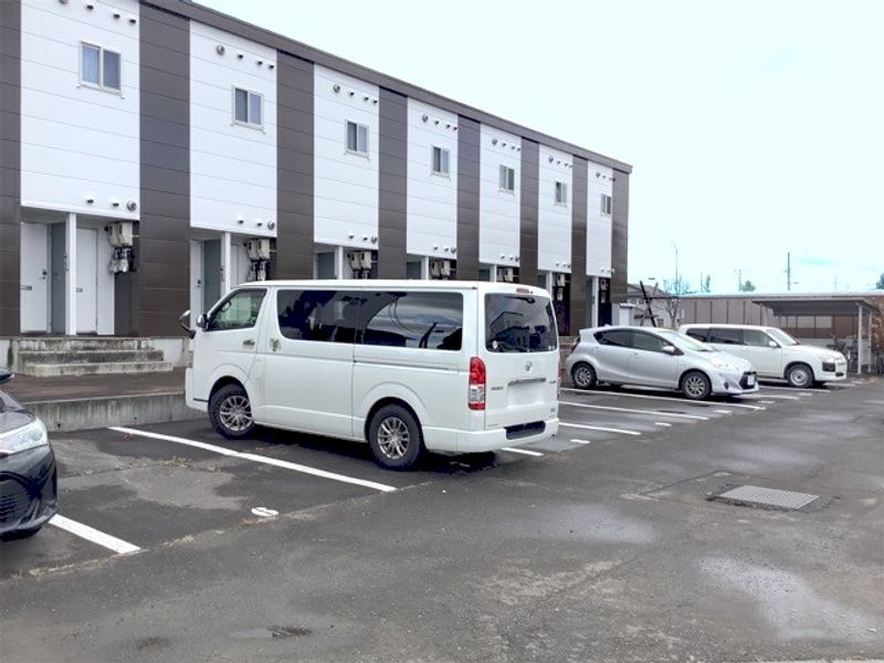 レオパレスＮＩＳＨＩＫＩ 駐車場
