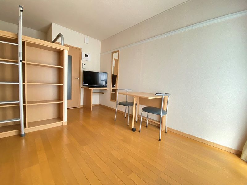 レオパレスサンクワイエット松山 居間
