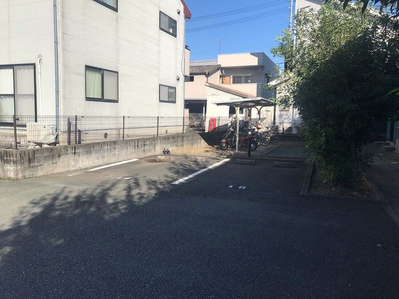 レオパレス泉 駐車場