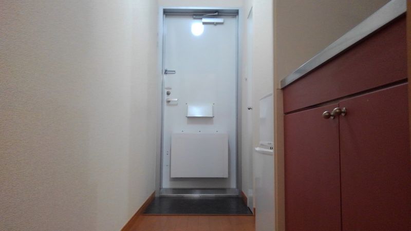 レオパレスビアリッツ 玄関