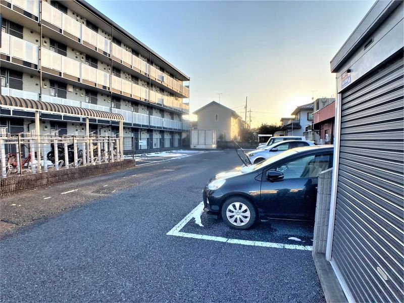 レオパレスエミールプラザ 駐車場