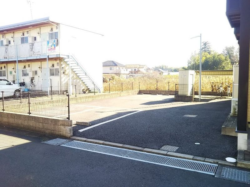 レオパレスアパルトマン　エイト 駐車場