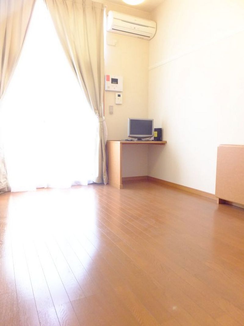レオパレス竹山弐番館 居間