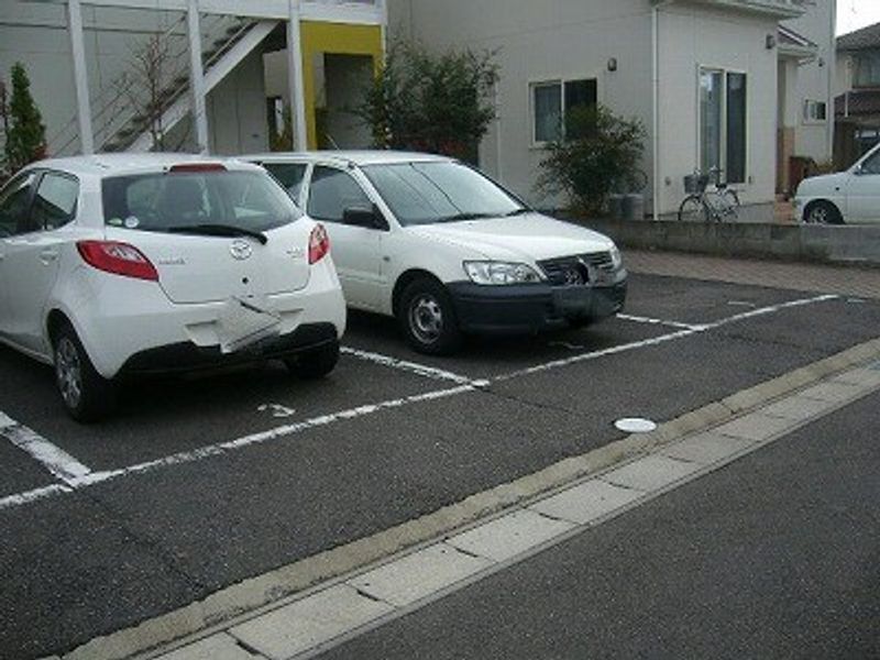 レオパレスフルール 駐車場