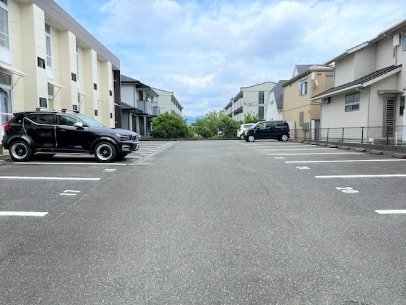 レオパレスシャルマン 駐車場