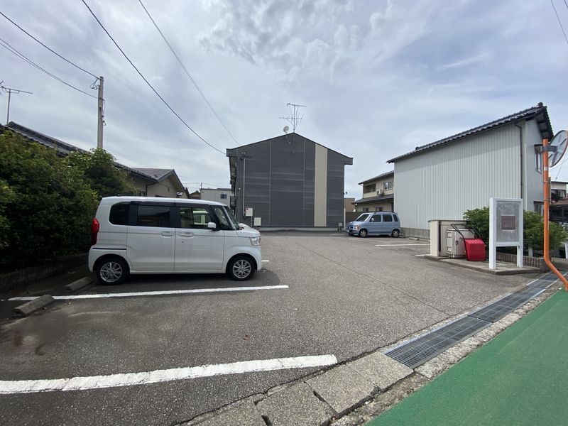 レオパレスサンブロス 駐車場
