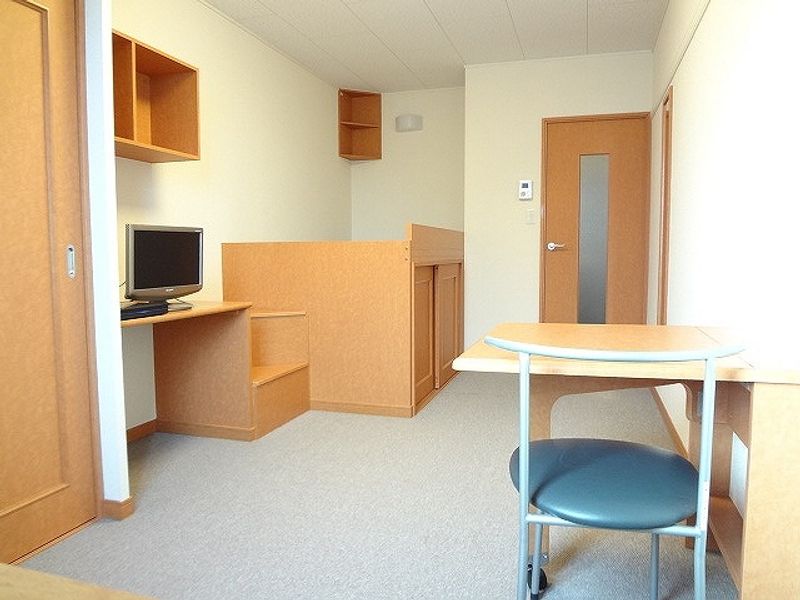 レオパレス三ツ屋 居間