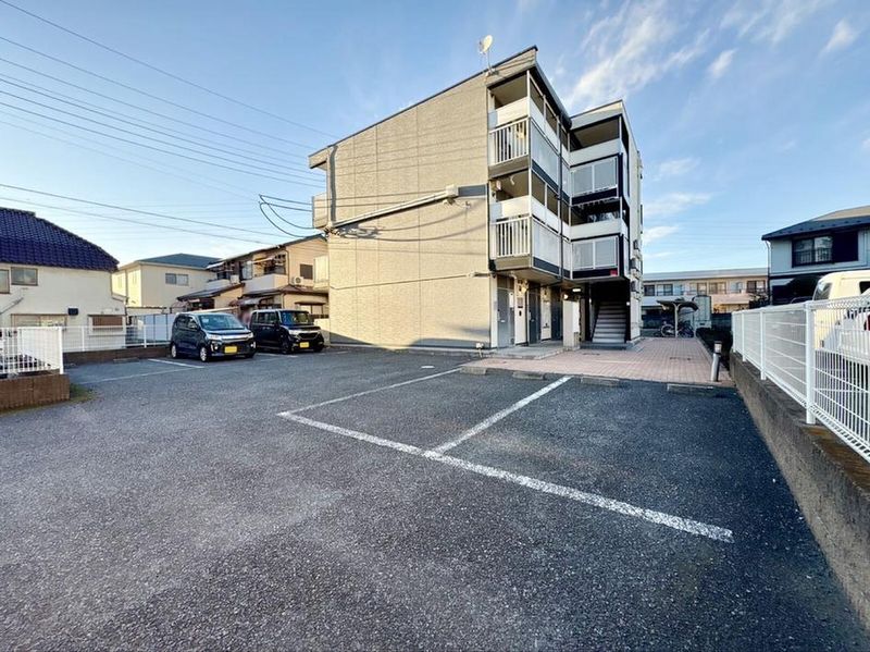 レオパレスサンクフルコート 駐車場