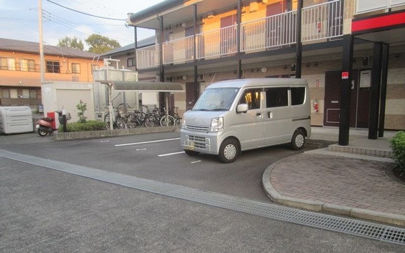 レオパレスサニーコート中山 駐車場