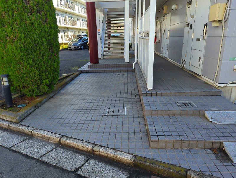 レオパレスリベル丸山 エントランス