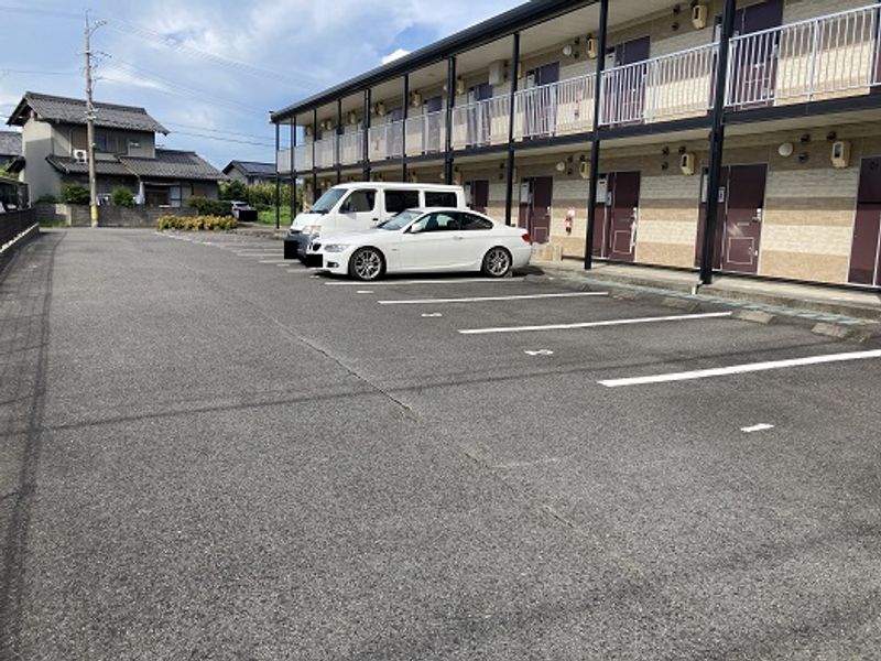 レオパレスフリージア 駐車場