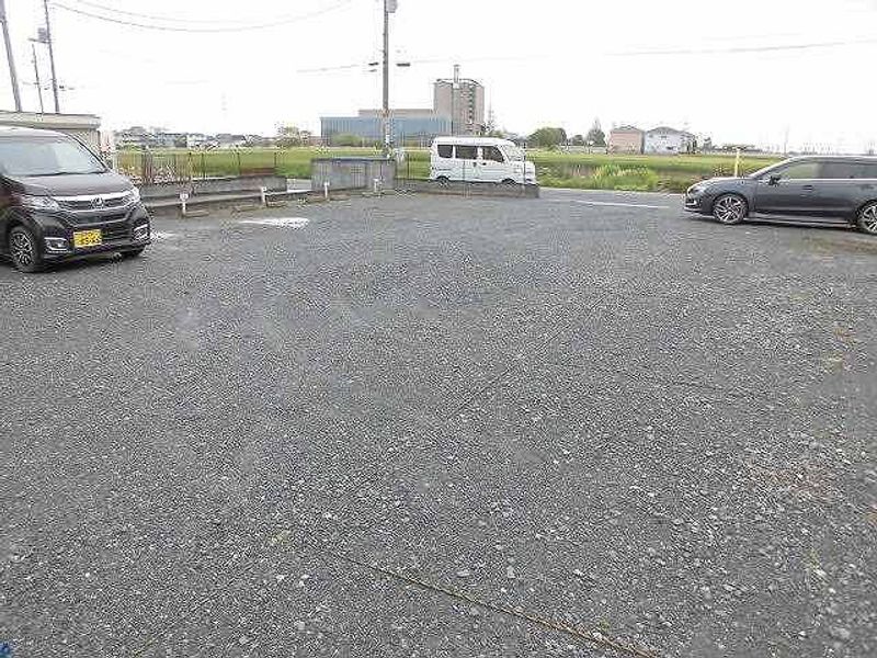 レオパレスカゴハラ 駐車場
