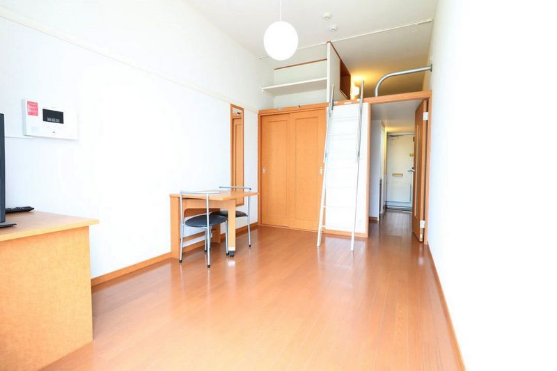 レオパレス円町 居間