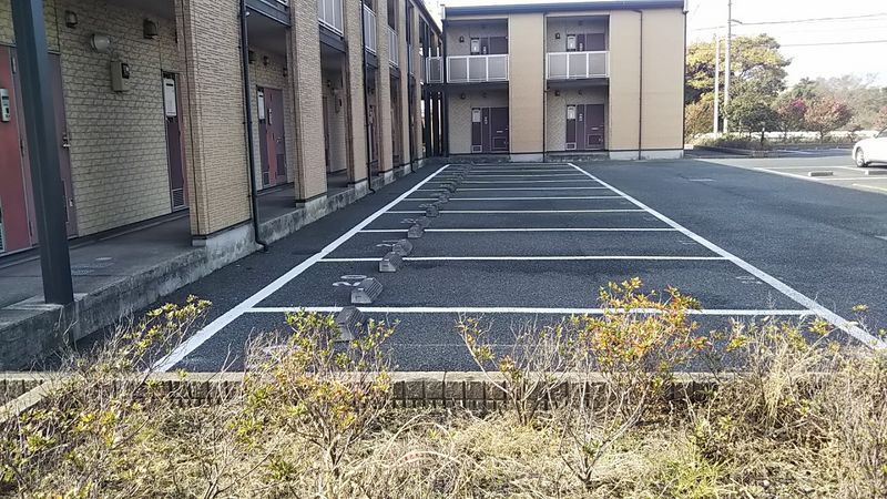 レオパレスアドゥスィール 駐車場