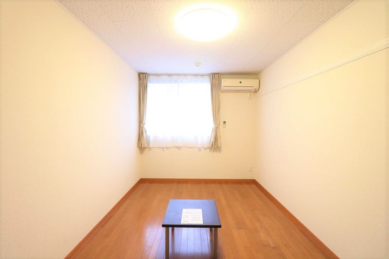 レオパレス山科御陵 居間