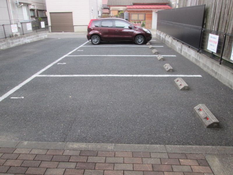 レオパレスフォンティーヌ 駐車場