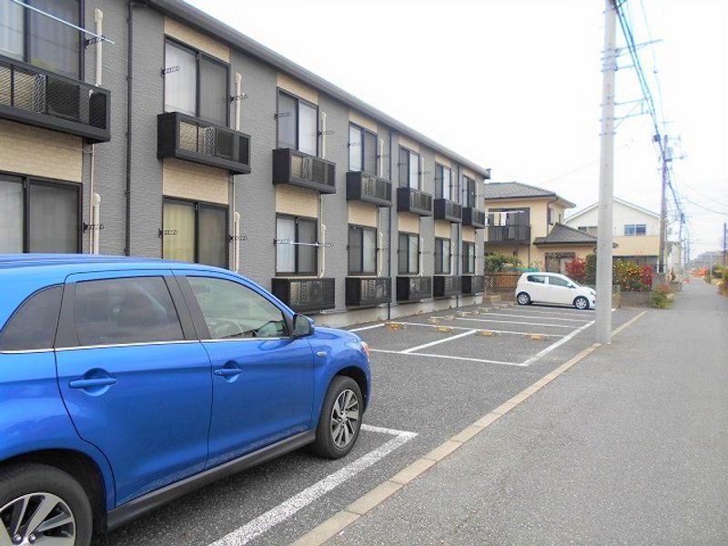 レオパレスアモロッソ 駐車場