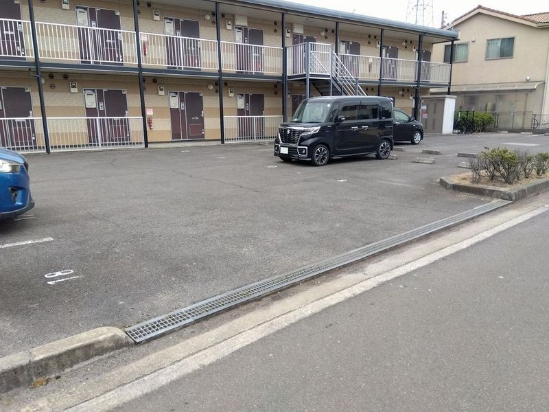 レオパレス桜坂 駐車場