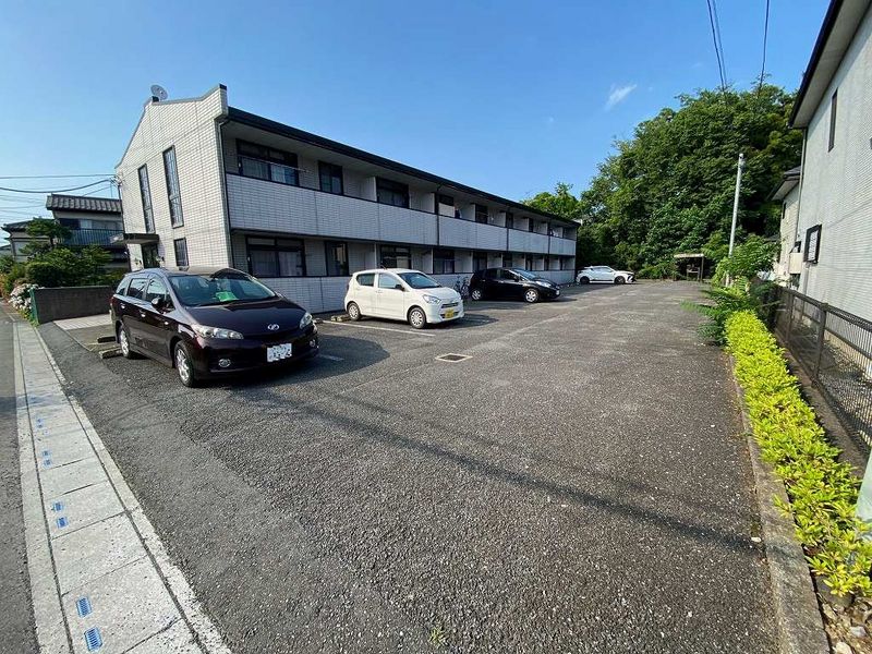 レオパレスアズィールＡ 駐車場