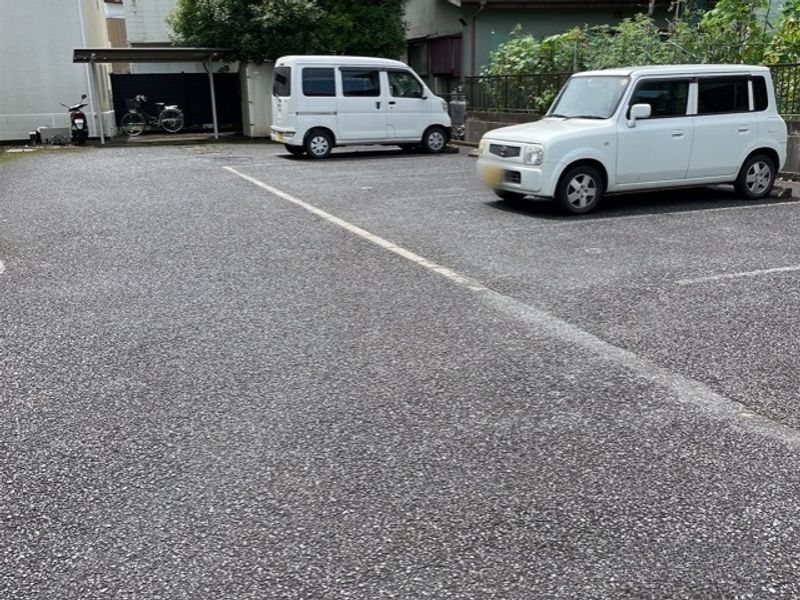 レオパレスシャルマン 駐車場