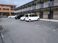レオパレスアローマ 駐車場