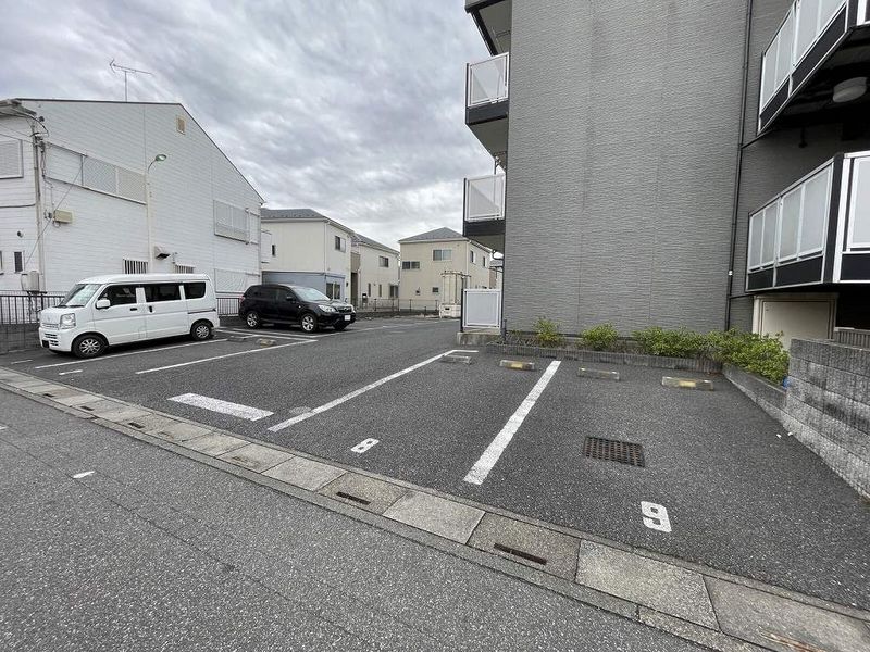 レオパレスフリージア 駐車場