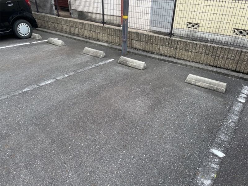 レオパレスチャスティティ 駐車場