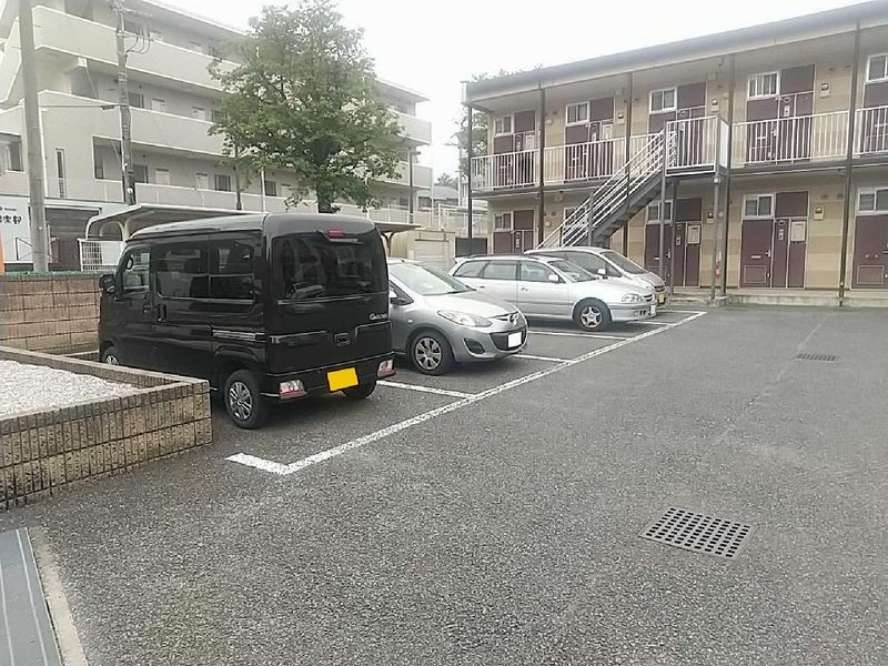 レオパレスキンモクセイ 駐車場